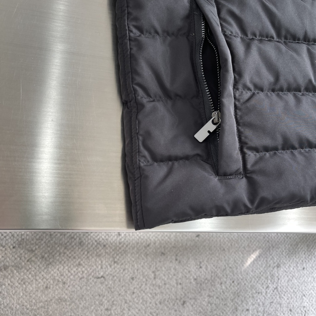 -BBR 25fw轻薄皮标羽绒服高密度尼龙塔夫绸。采用 100D尼龙面料，密度≥230T，经 轻微轧光处