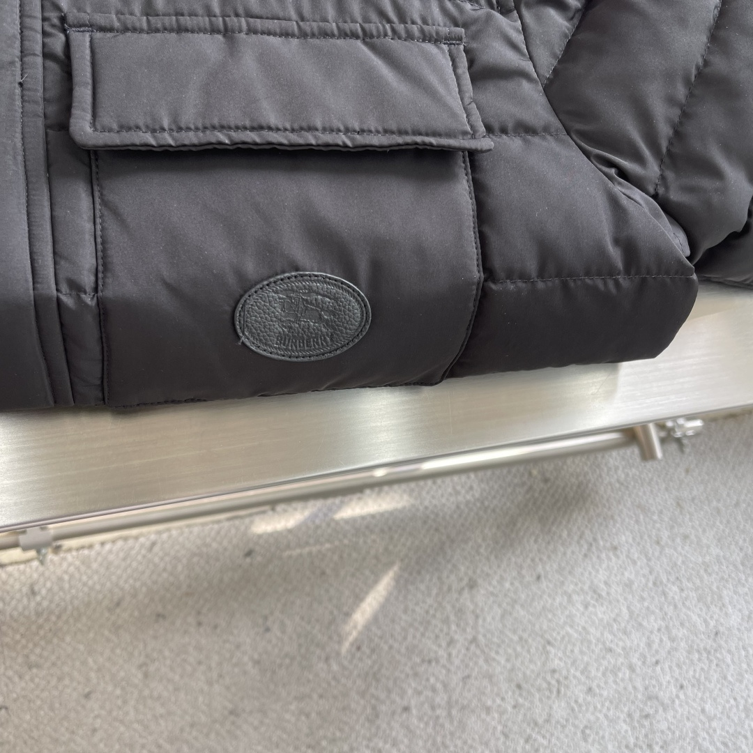 -BBR 25fw轻薄皮标羽绒服高密度尼龙塔夫绸。采用 100D尼龙面料，密度≥230T，经 轻微轧光处