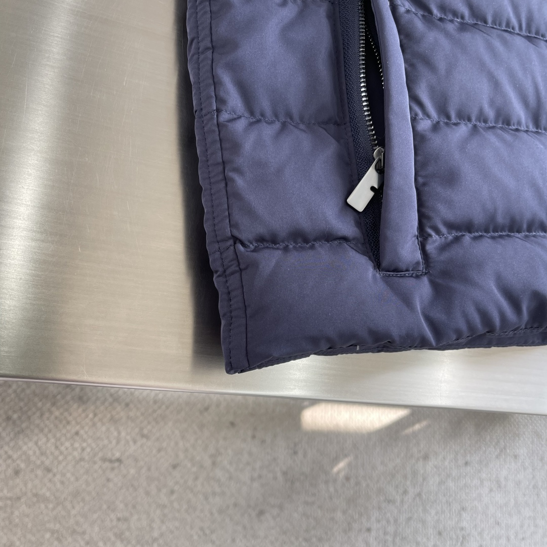 -BBR 25fw轻薄皮标羽绒服高密度尼龙塔夫绸。采用 100D尼龙面料，密度≥230T，经 轻微轧光处