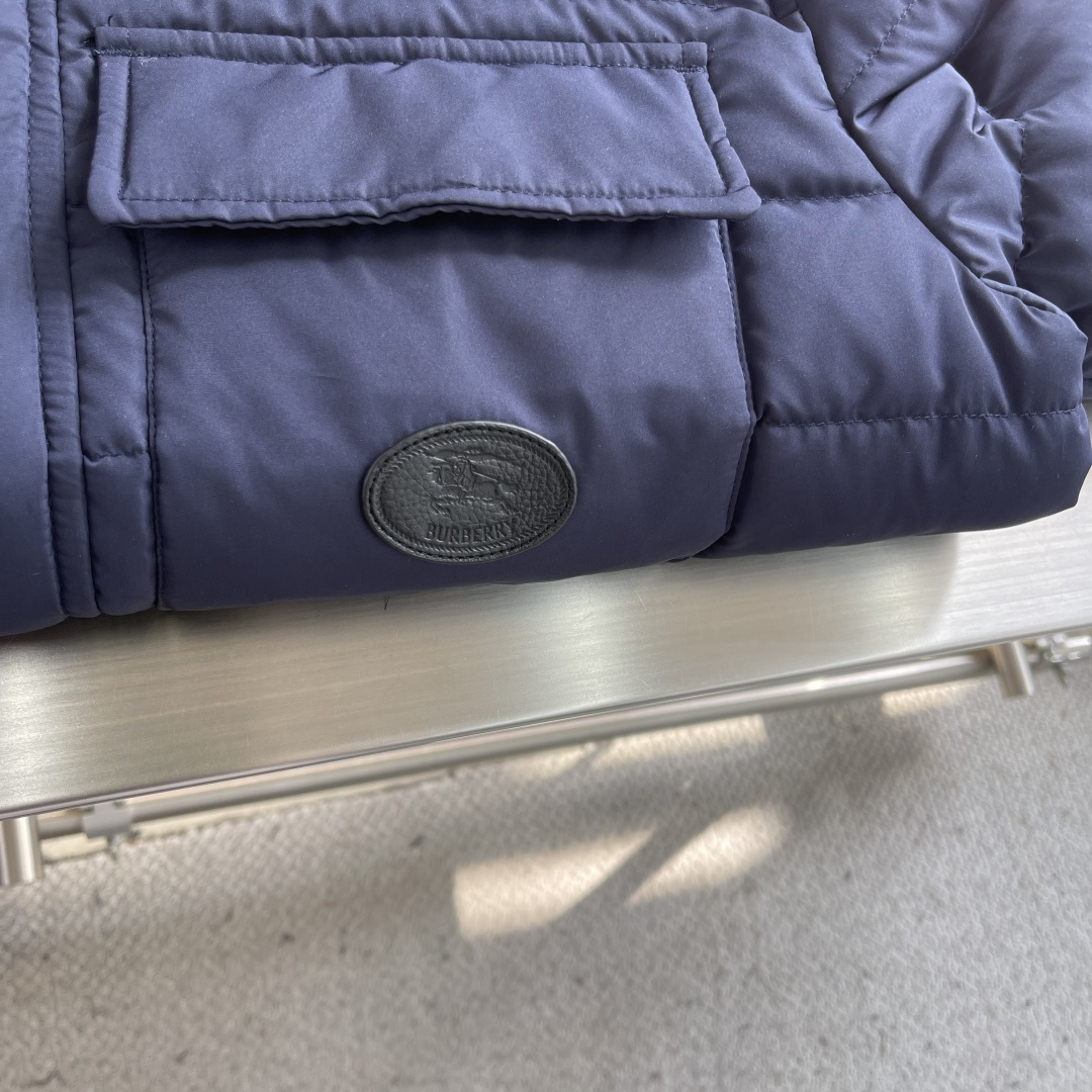 -BBR 25fw轻薄皮标羽绒服高密度尼龙塔夫绸。采用 100D尼龙面料，密度≥230T，经 轻微轧光处