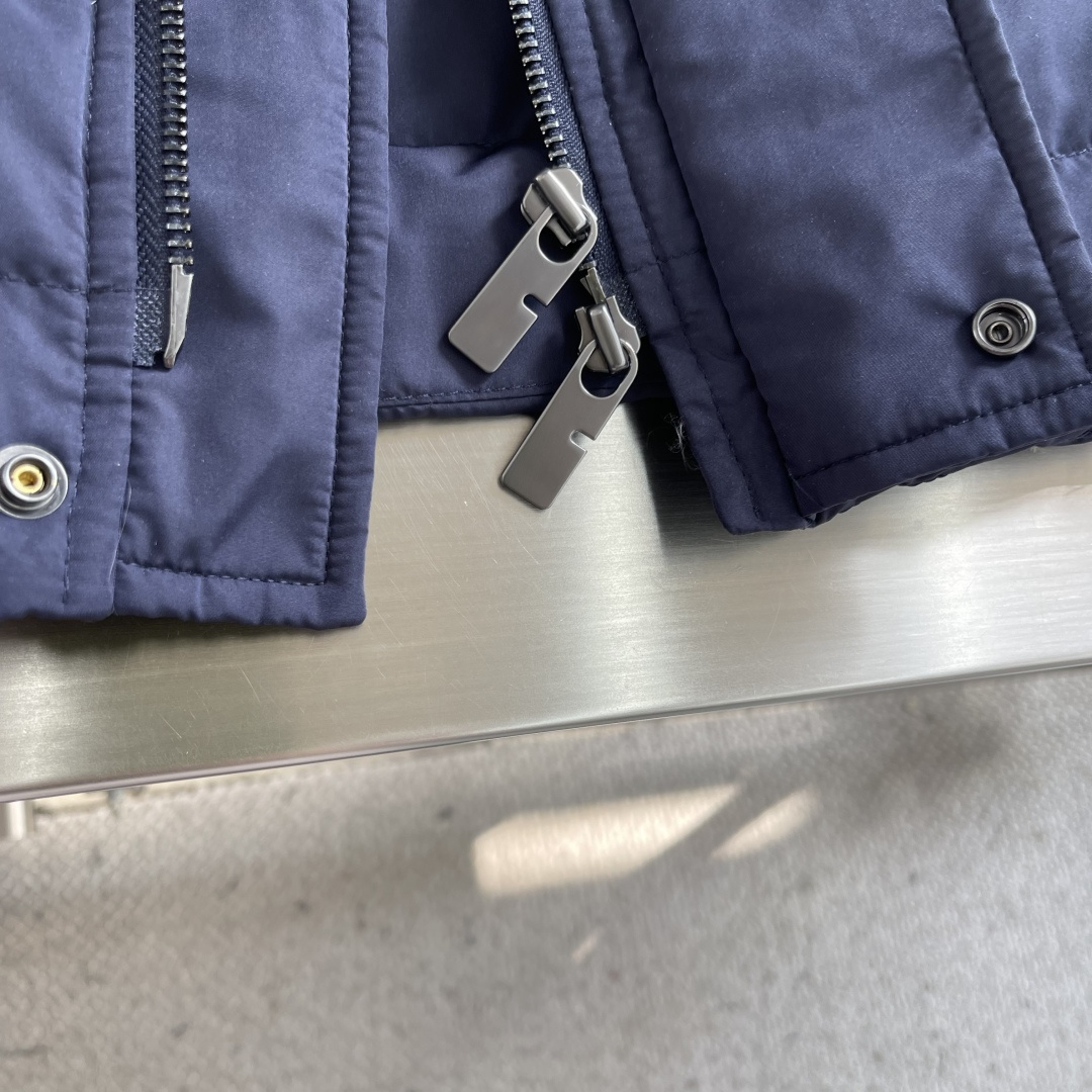 -BBR 25fw轻薄皮标羽绒服高密度尼龙塔夫绸。采用 100D尼龙面料，密度≥230T，经 轻微轧光处