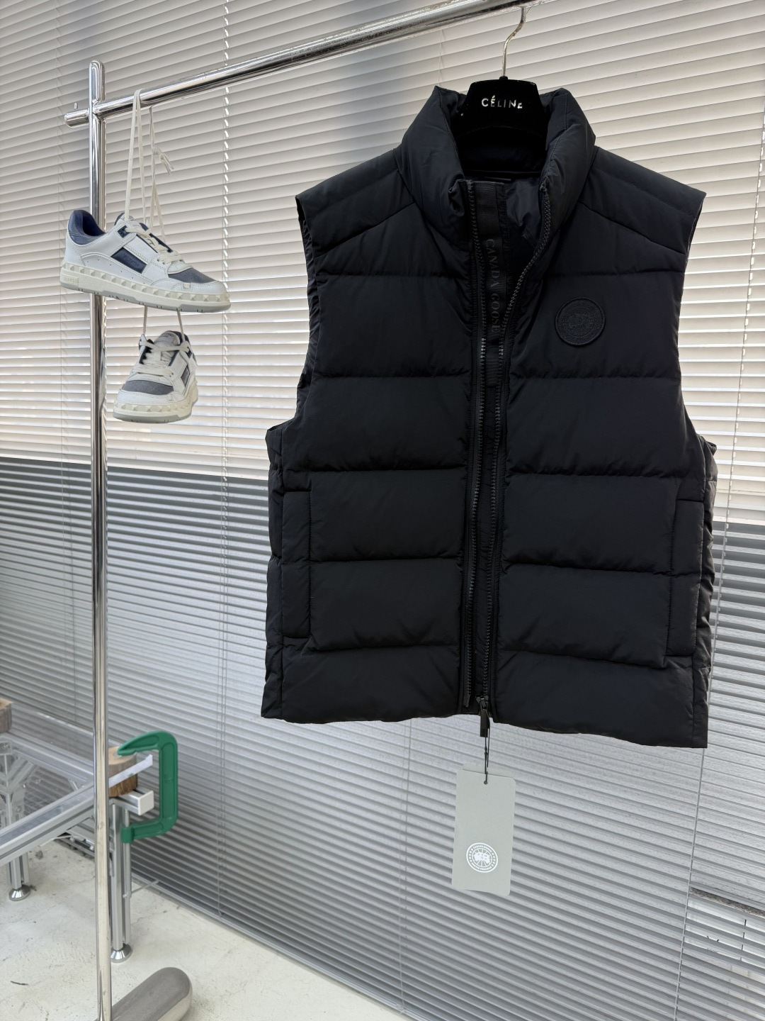 -Canada Goose 饰章羽绒马甲选用高质量的防护性尼龙面料，不仅增强了表面的耐磨性，同时兼顾防风