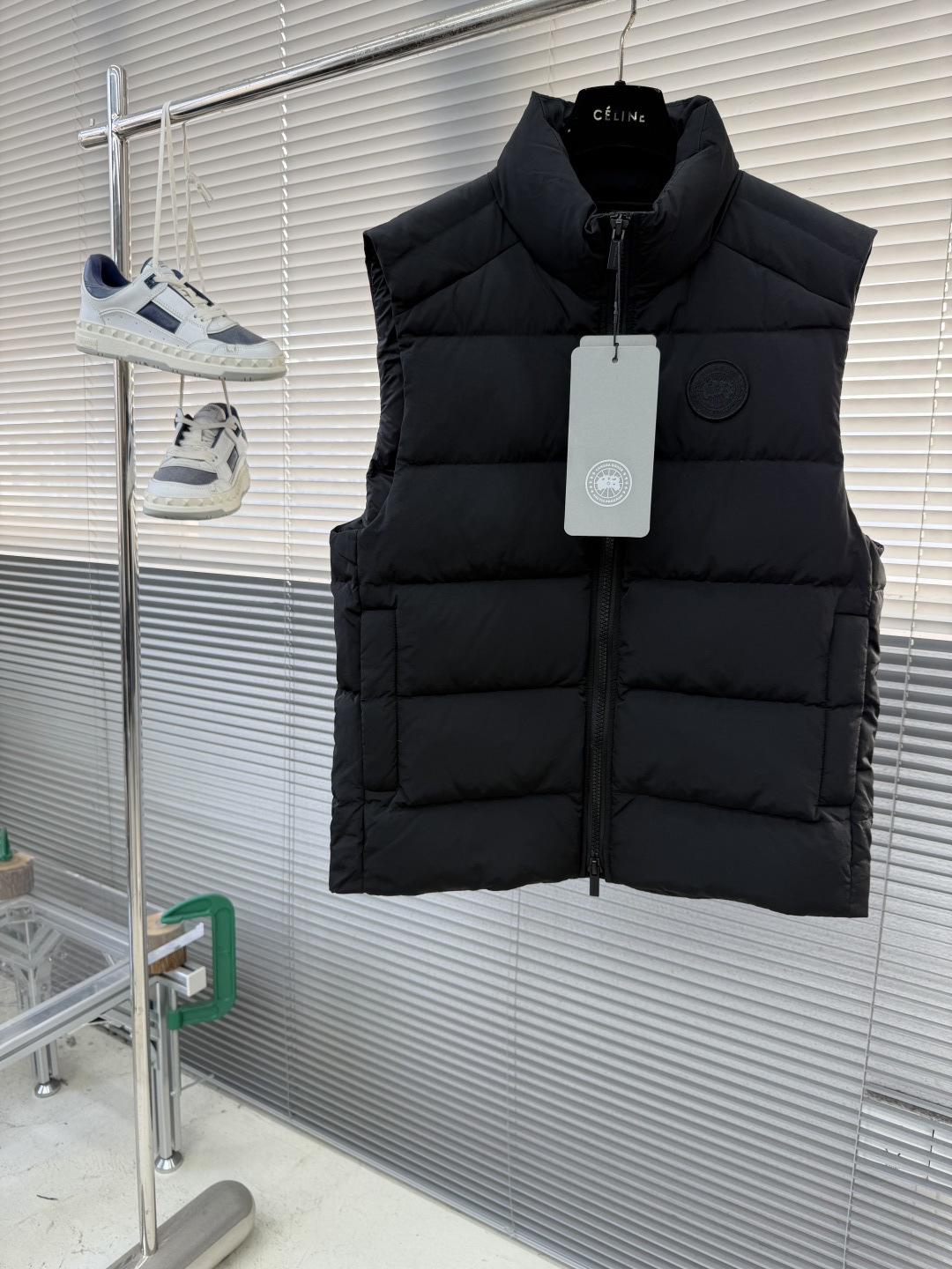 -Canada Goose 饰章羽绒马甲选用高质量的防护性尼龙面料，不仅增强了表面的耐磨性，同时兼顾防风
