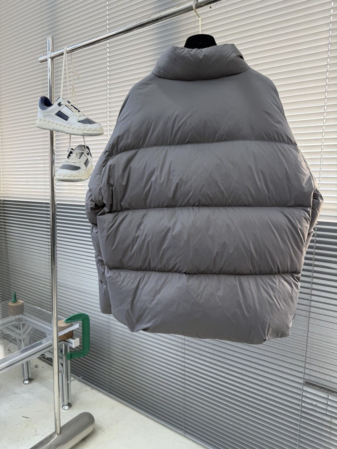 -Balenciag 25fw徽标LOGO羽绒服1技术防撕裂面料。采用了技术防撕裂面料，确保了衣物在滑雪