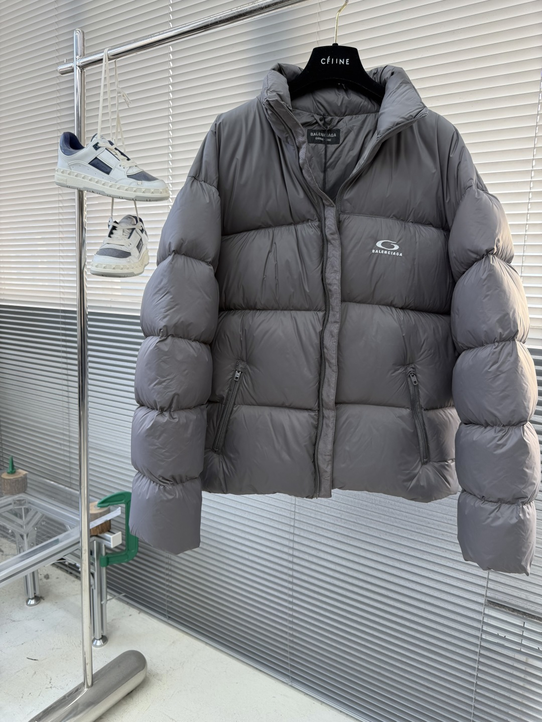 -Balenciag 25fw徽标LOGO羽绒服1技术防撕裂面料。采用了技术防撕裂面料，确保了衣物在滑雪