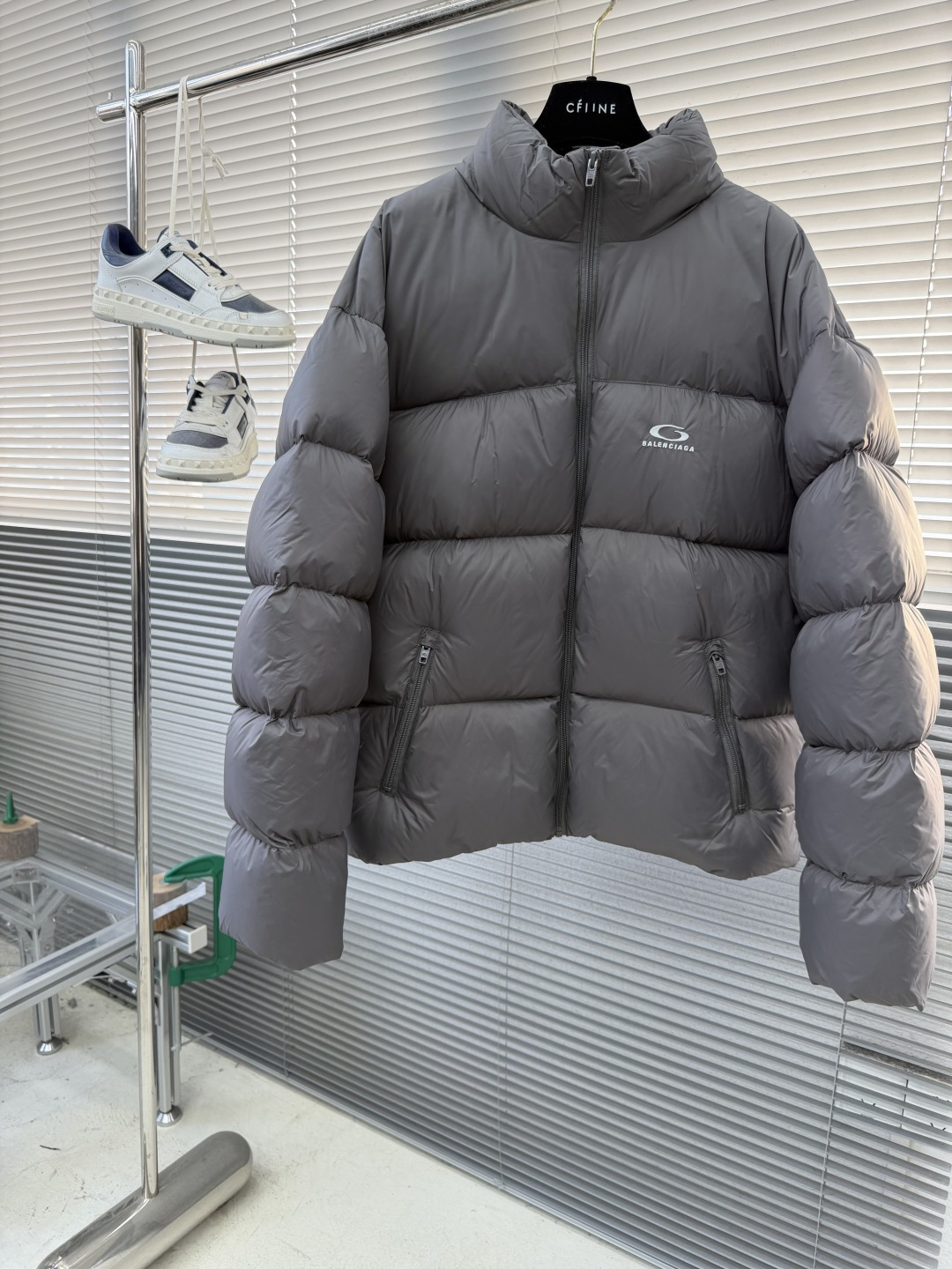 -Balenciag 25fw徽标LOGO羽绒服1技术防撕裂面料。采用了技术防撕裂面料，确保了衣物在滑雪