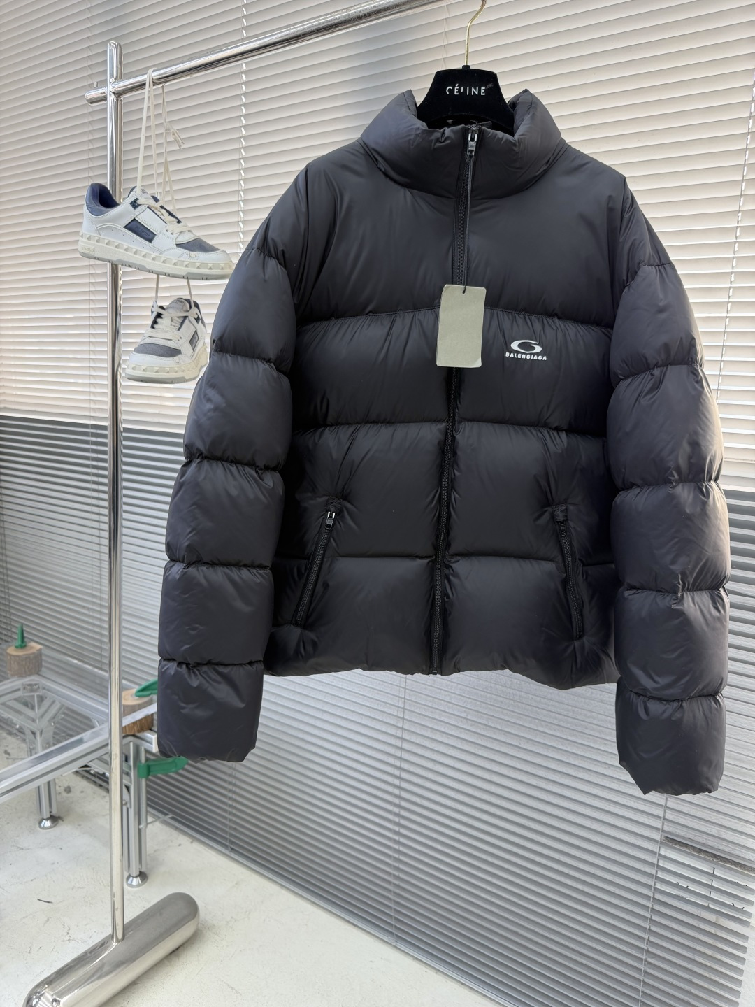 -Balenciag 25fw徽标LOGO羽绒服1技术防撕裂面料。采用了技术防撕裂面料，确保了衣物在滑雪