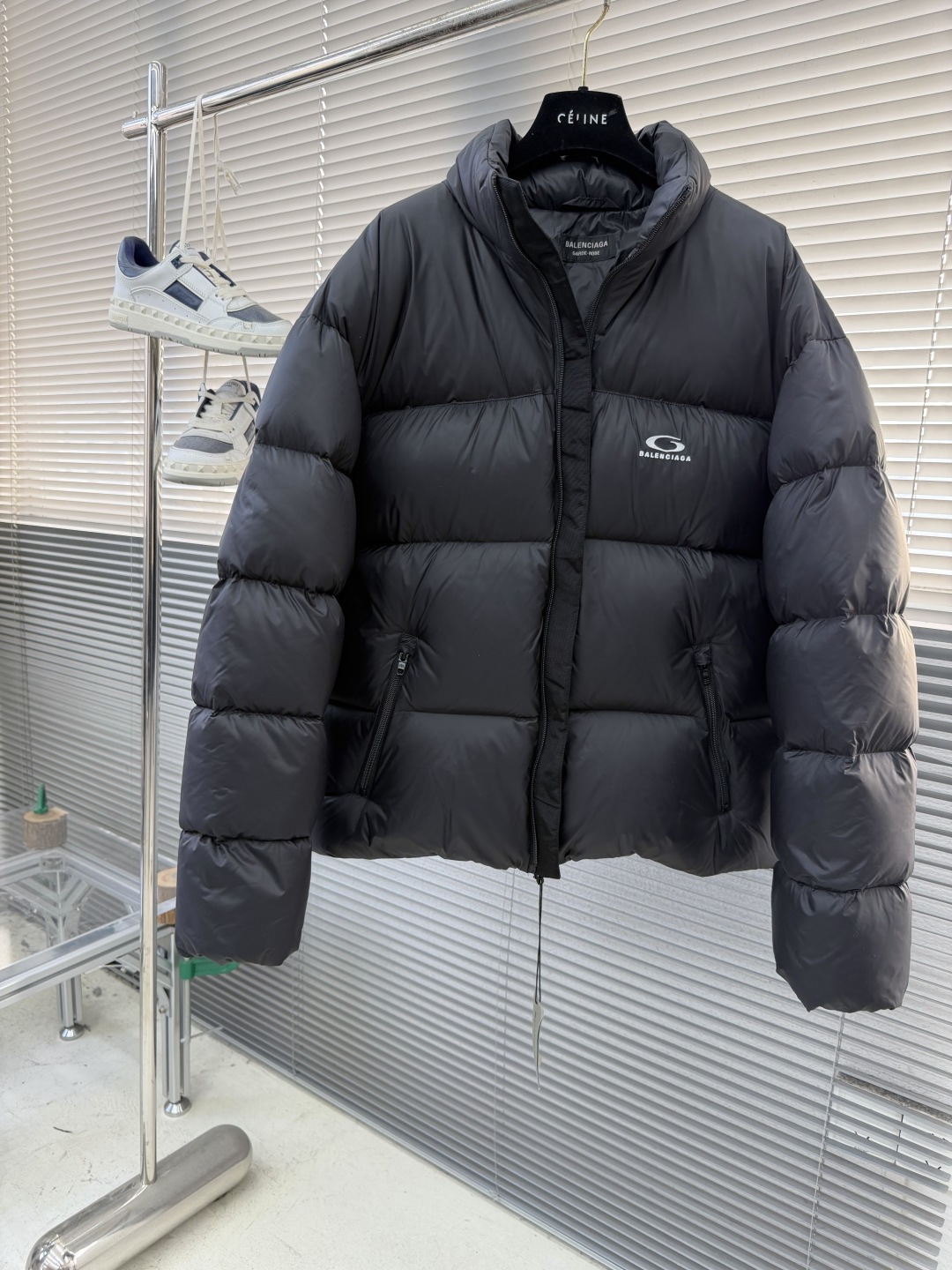 -Balenciag 25fw徽标LOGO羽绒服1技术防撕裂面料。采用了技术防撕裂面料，确保了衣物在滑雪