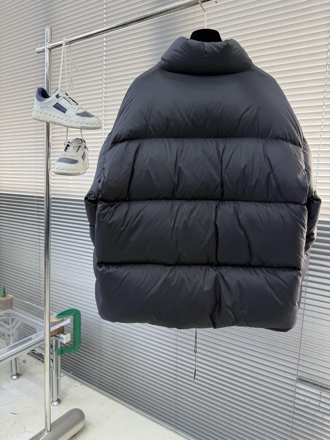 -Balenciag 25fw徽标LOGO羽绒服1技术防撕裂面料。采用了技术防撕裂面料，确保了衣物在滑雪