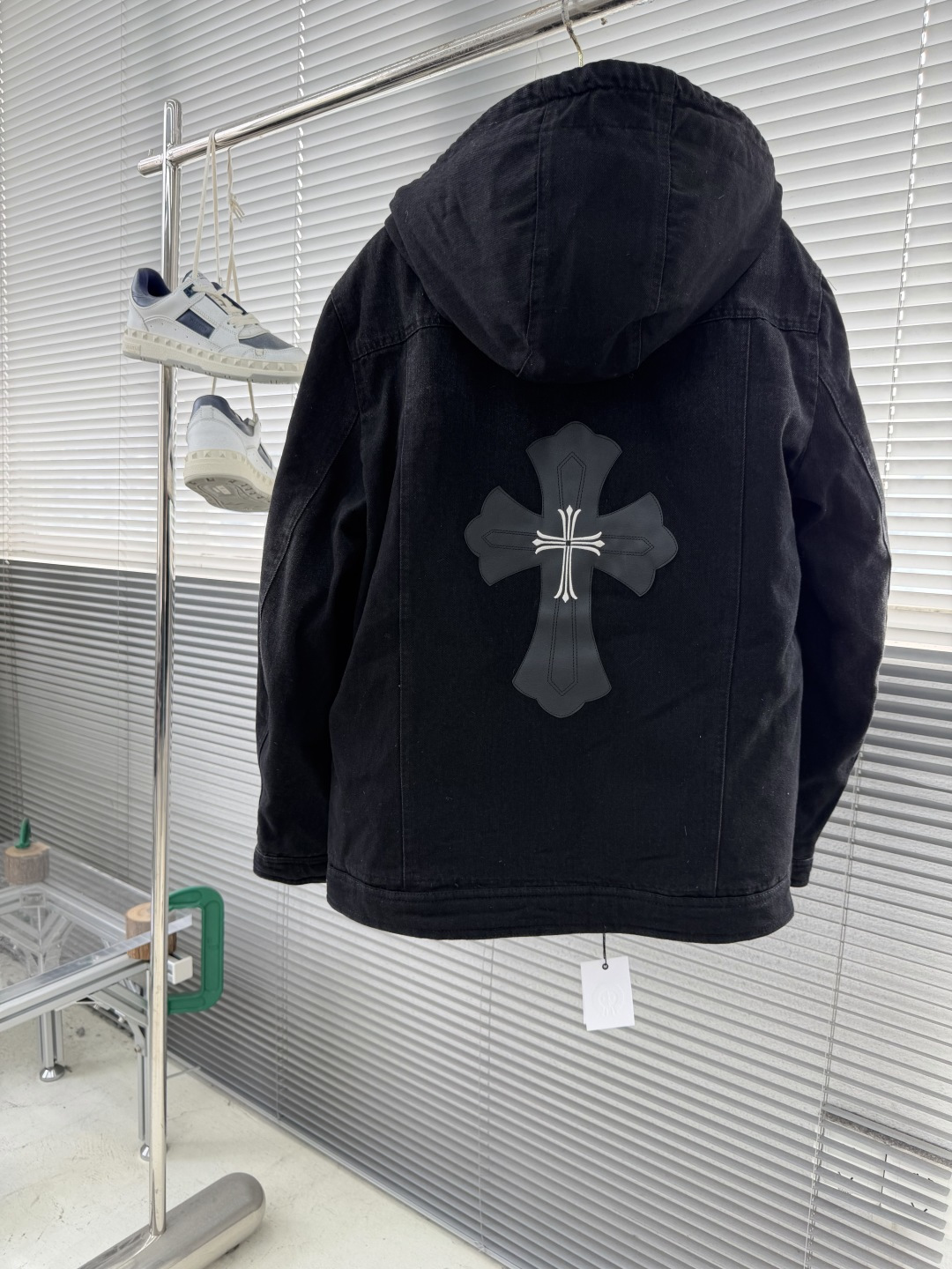 -CH 克罗心 连帽牛仔羽绒外套十字花纹✝️皮标，后背品牌刺绣，辨识度极高，水洗牛仔柔软舒适 挺括有型，