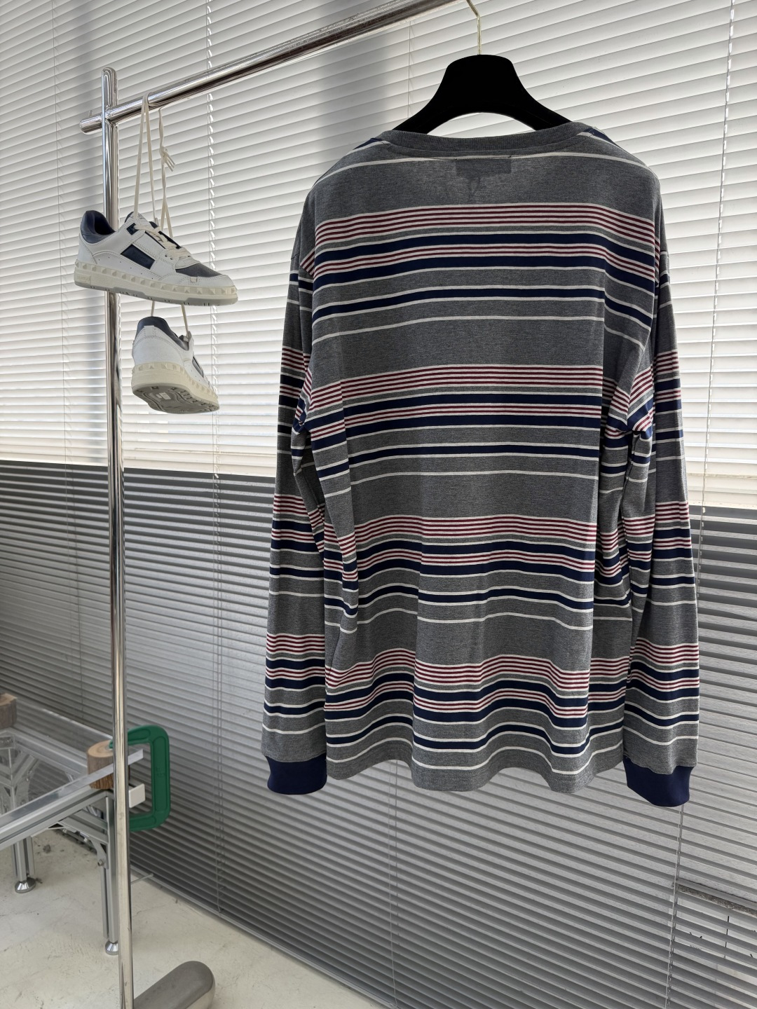 -Miu Miu 条纹撞色长袖 定制横棱柔棉彩条府绸 柔软细腻 舒适贴肤 主调以水泥灰为基底 揉入拼色的