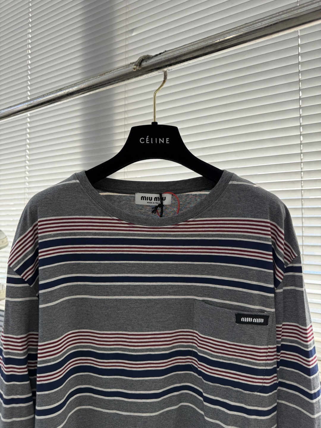 -Miu Miu 条纹撞色长袖 定制横棱柔棉彩条府绸 柔软细腻 舒适贴肤 主调以水泥灰为基底 揉入拼色的