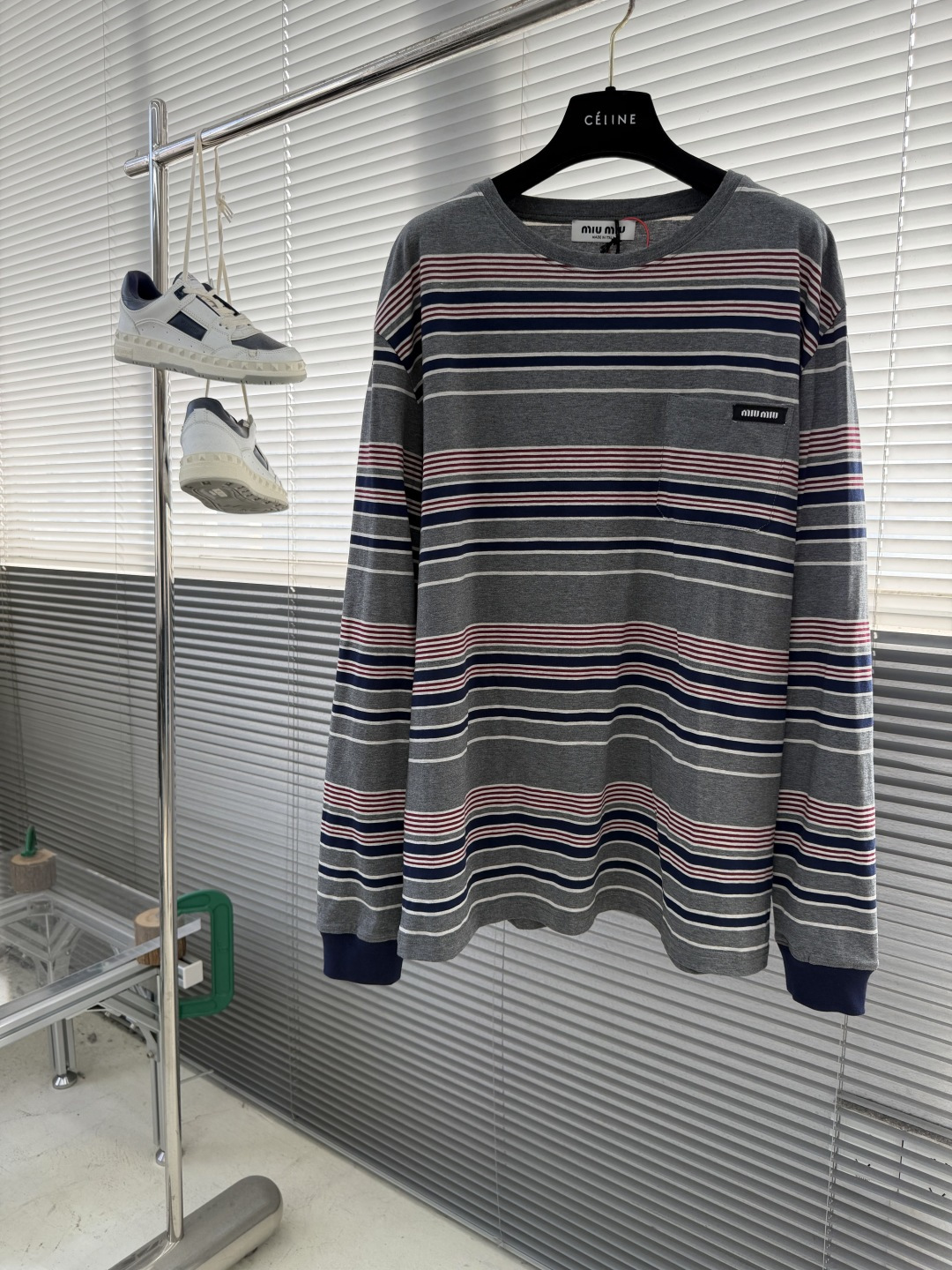 -Miu Miu 条纹撞色长袖 定制横棱柔棉彩条府绸 柔软细腻 舒适贴肤 主调以水泥灰为基底 揉入拼色的