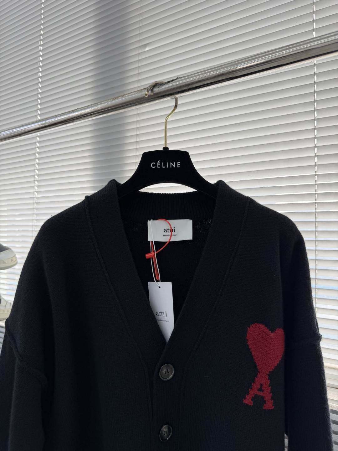 -Ami Paris 爱心提花开衫毛衣定织奢柔美丽诺羊毛 柔软细腻 舒适贴肤 以柔和的米白为画布 温柔且