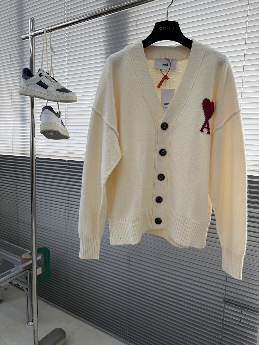 -Ami Paris 爱心提花开衫毛衣定织奢柔美丽诺羊毛 柔软细腻 舒适贴肤 以柔和的米白为画布 温柔且