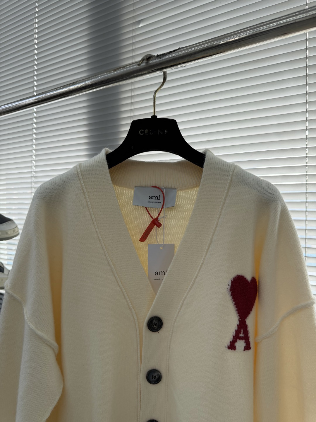 -Ami Paris 爱心提花开衫毛衣定织奢柔美丽诺羊毛 柔软细腻 舒适贴肤 以柔和的米白为画布 温柔且