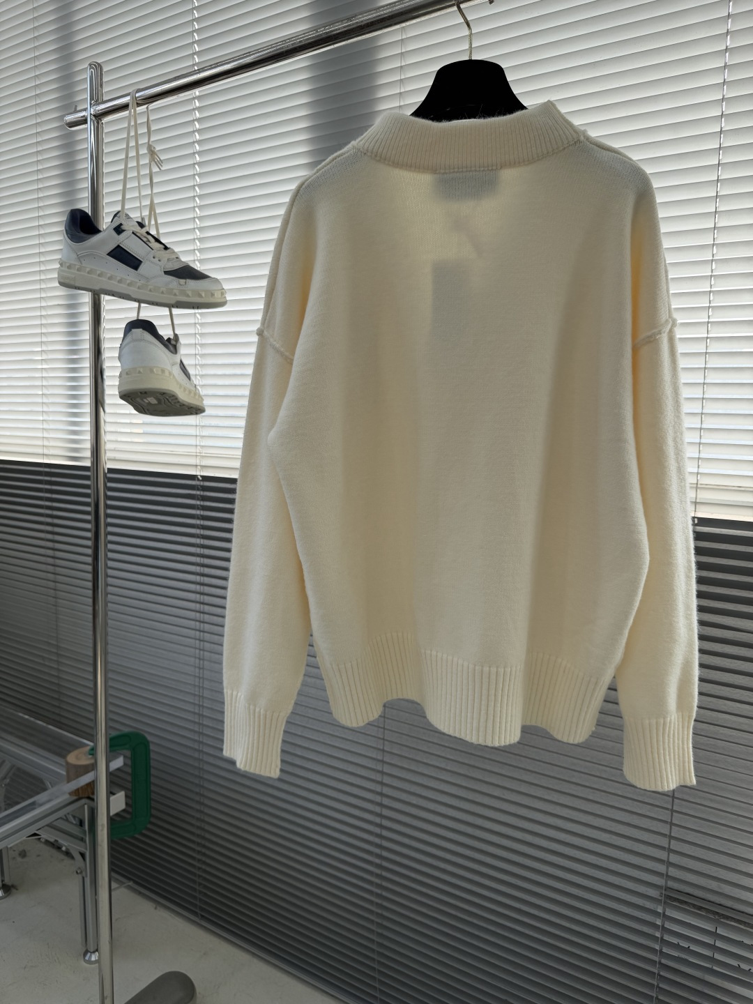 -Ami Paris 爱心提花开衫毛衣定织奢柔美丽诺羊毛 柔软细腻 舒适贴肤 以柔和的米白为画布 温柔且