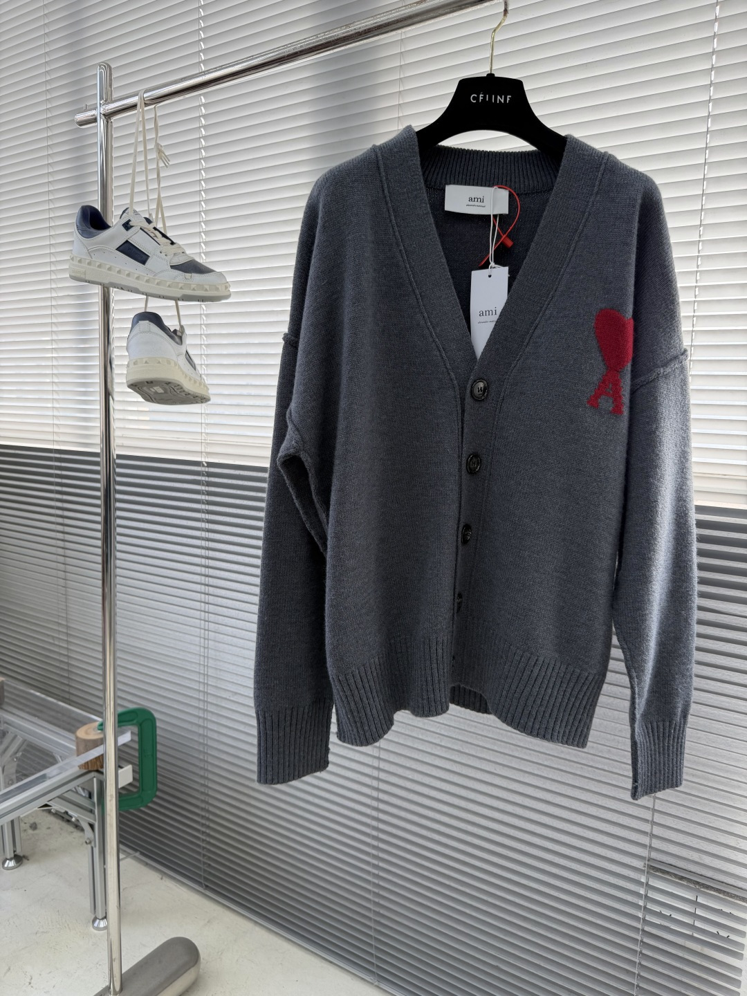 -Ami Paris 爱心提花开衫毛衣定织奢柔美丽诺羊毛 柔软细腻 舒适贴肤 以柔和的米白为画布 温柔且