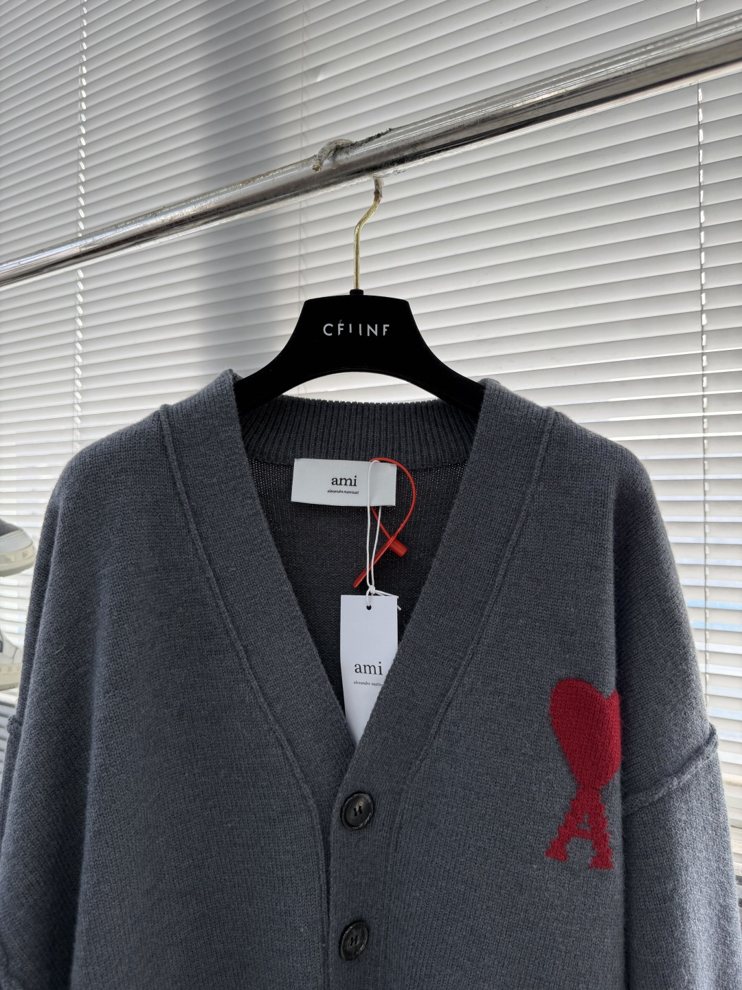 -Ami Paris 爱心提花开衫毛衣定织奢柔美丽诺羊毛 柔软细腻 舒适贴肤 以柔和的米白为画布 温柔且