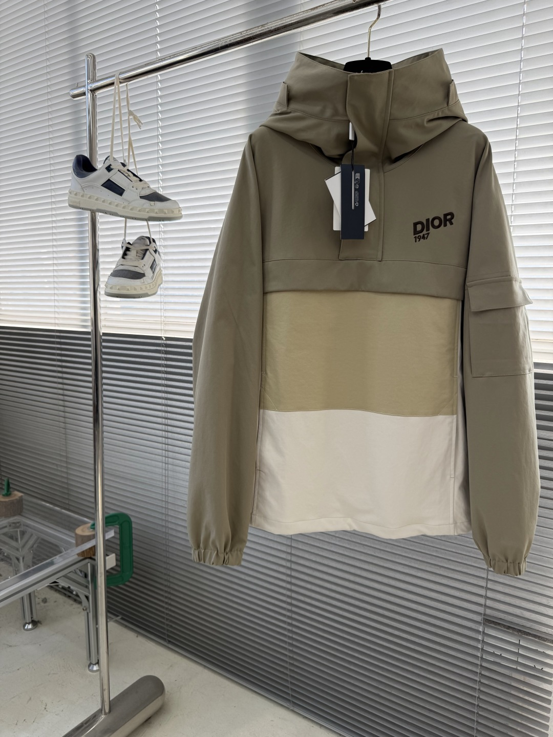 NO:743474,The highest version on the market, the girl will inspect the goods, trim the three marks on the threads, and ship the goods. You can post pictures and take videos. If you want quality or service, please add me on WeChat. We will not accept urgent orders. -Dio  2026 early spring new three-proof jacket, personalized folding hood design, open chest zipper closure, dropped shoulder version, cotton twill fabric feels great against the skin, lined inside, elastic cord at the bottom to tie the waist, embroidered pattern on the chest, patch pocket on the left sleeve, front splicing design, fine workmanship, counter-level quality standards, hardware, three-standard accessories 11 custom-made. Same style for men and women, sizes S-XL  Sleeve length (collar to sleeve) 7879.58182.5 Dress length 7273.5 75 76.5 Bust 120 124 128 132, Dior-clothing, dior, dior, hats,19860909市面最高版本小妹验货、修剪线头上三标、发货可发图及拍视频,要品质要服务的加我微信,不接急单. -Dio 2026早春新品三防冲锋衣,个性叠帽设计,开胸拉链开合,落肩版型,棉质斜纹面料手感亲肤感超级棒,内有里衬,下脚弹力绳可束腰,做前胸绣花图案,左袖贴袋,前幅拼接设计,做工精细,专柜级品质标准,五金、三标辅料11定做. 男女同款 尺码S-XL 袖长(领到袖)7879.58182.5 衣长 7273.5 75 76.5 胸围120 124 128 132,迪奥-服装,dior,dior,hats,,Women's clothing