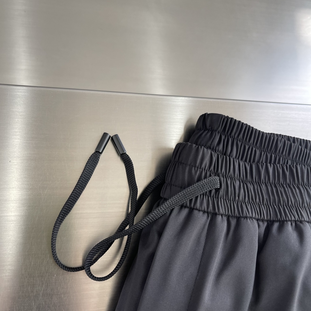 -PRAD 2025秋冬保暖羽绒裤 加厚御寒 贵族血统！设计让人心旷神怡 匠心打造，面料选用爽滑聚酯纤维