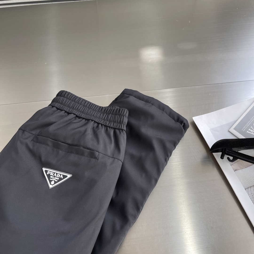 -PRAD 2025秋冬保暖羽绒裤 加厚御寒 贵族血统！设计让人心旷神怡 匠心打造，面料选用爽滑聚酯纤维