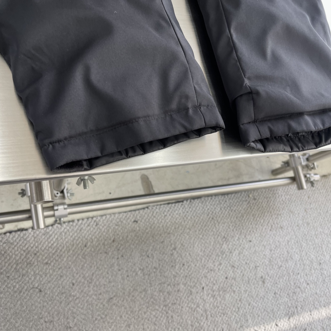 -PRAD 2025秋冬保暖羽绒裤 加厚御寒 贵族血统！设计让人心旷神怡 匠心打造，面料选用爽滑聚酯纤维