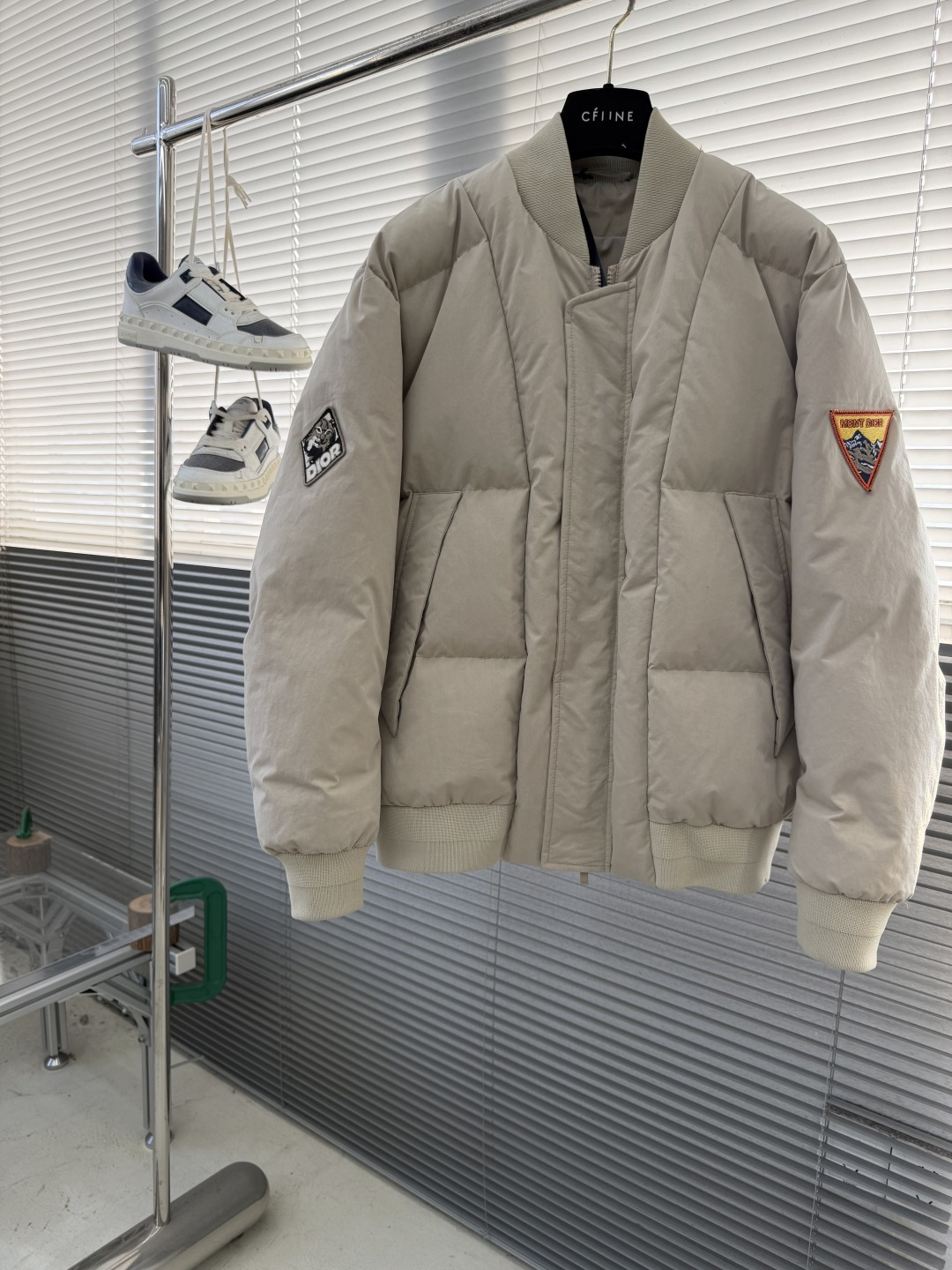 NO:652867,-Dio's new quilted short cotton jacket. This Dio Mountain quilted short jacket is a new addition to the 2026 spring men's wear series. It is decorated with patches to show the alpine spirit and the Dio couture style classic logo inspired by Dio's archives. It is carefully made of beige cotton blend fabric, with side zipper pockets, hidden closure design and ribbed cuffs and hem. The exquisite color matching and quilted design highlight  Dio style, can be matched with fashionable sports style outfits. Highly recommended!  Size 46 48 50 52 Length 66 68 70 72 Bust 122 126 130 134 Shoulder width 47.5 49 50.5 52,,dior,jackets & coats,alexander wang19860909-Dio 新款绗缝短棉夹克,这款Dio Mountain 绗缝短夹克是二零二六春季男装系列新品,饰以补丁,展现高山精神和灵感源自Dio档案的Dio 高订风格经典标识.采用米色棉质混纺面料精心制作,搭配侧面拉链口袋、隐藏式开合设计以及罗纹袖口和底边.精致的配色和绗缝设计彰显 Dio风格,可与时髦的运动风格装扮搭配.强烈推荐！ 码数46 48 50 52 衣长66 68 70 72 胸围 122 126 130 134 肩宽 47.5 49 50.5 52,,dior,jackets & coats,alexander wang,Men's clothing