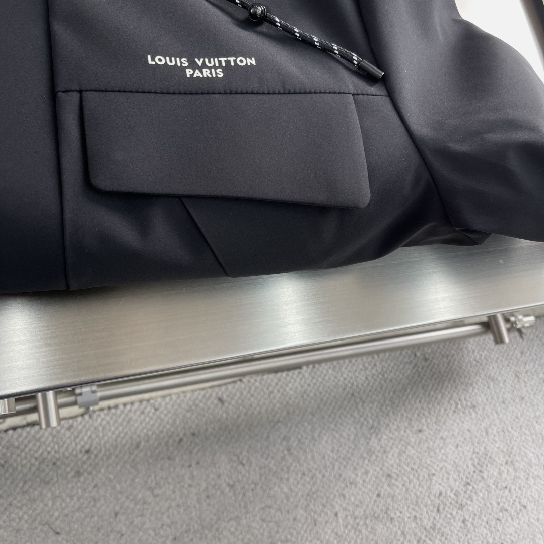 -驴牌 2025最新款时尚设计师款羽绒外套.处处细节显工艺足够的高级 结构性剪裁的设计改变来展现男士多样