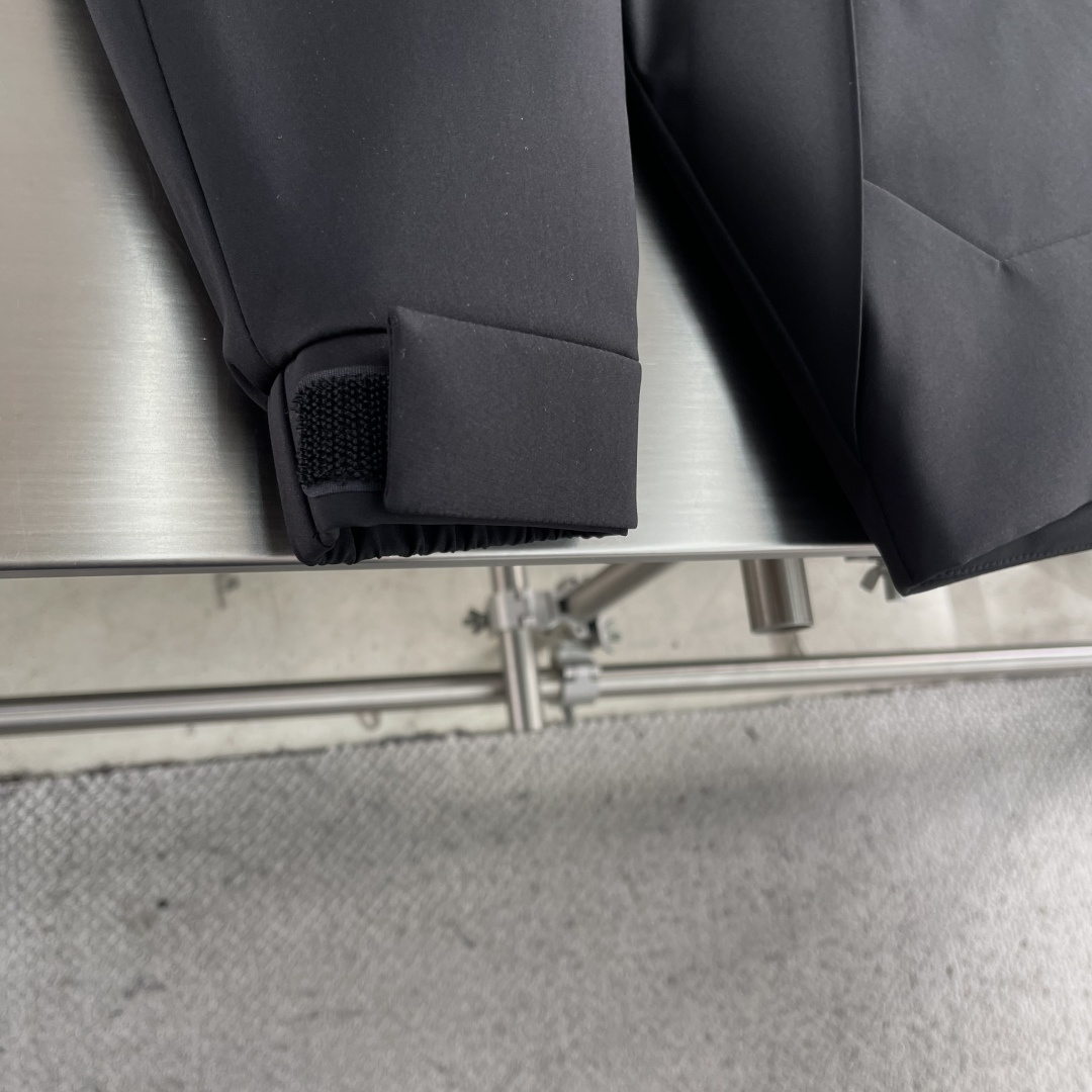 -驴牌 2025最新款时尚设计师款羽绒外套.处处细节显工艺足够的高级 结构性剪裁的设计改变来展现男士多样