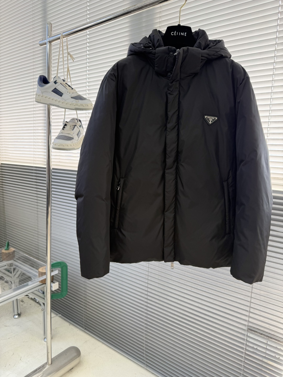 NO:645270,-PRAD 2025 latest fashion designer down jacket hooded down jacket, top light luxury in winter. 90 white duck down filling, triangle logo on the chest and details showing craftsmanship. Sufficient advanced structural tailoring design changes to show men's diverse image changes. Slim fit, neat tailoring, satisfying the current popular multi-layered outfits, versatile styles for life!  Size M-3XL,,prada,jackets & coats,down jacket,hats,alexander wang19860909-PRAD 2025最新款时尚设计师款羽绒外套 连帽羽绒服,冬季顶级轻奢.90白鸭绒填充,胸前三角标logo处处细节显工艺足够的高级结构性剪裁的设计改变来展现男士多样的形象变化,修身利落、剪裁合体,满足时下正流行的多层次穿搭,生活百搭款式！ 码数M-3XL,,prada,jackets & coats,down jacket,hats,alexander wang,Men's clothing