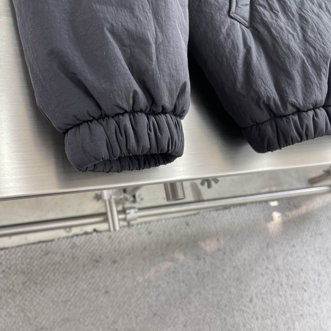 -PRAD 刺绣标识拉链棉服外套采用60支100%磨毛尼料，面料为定织款。刺绣采用3D立体刺绣，小log