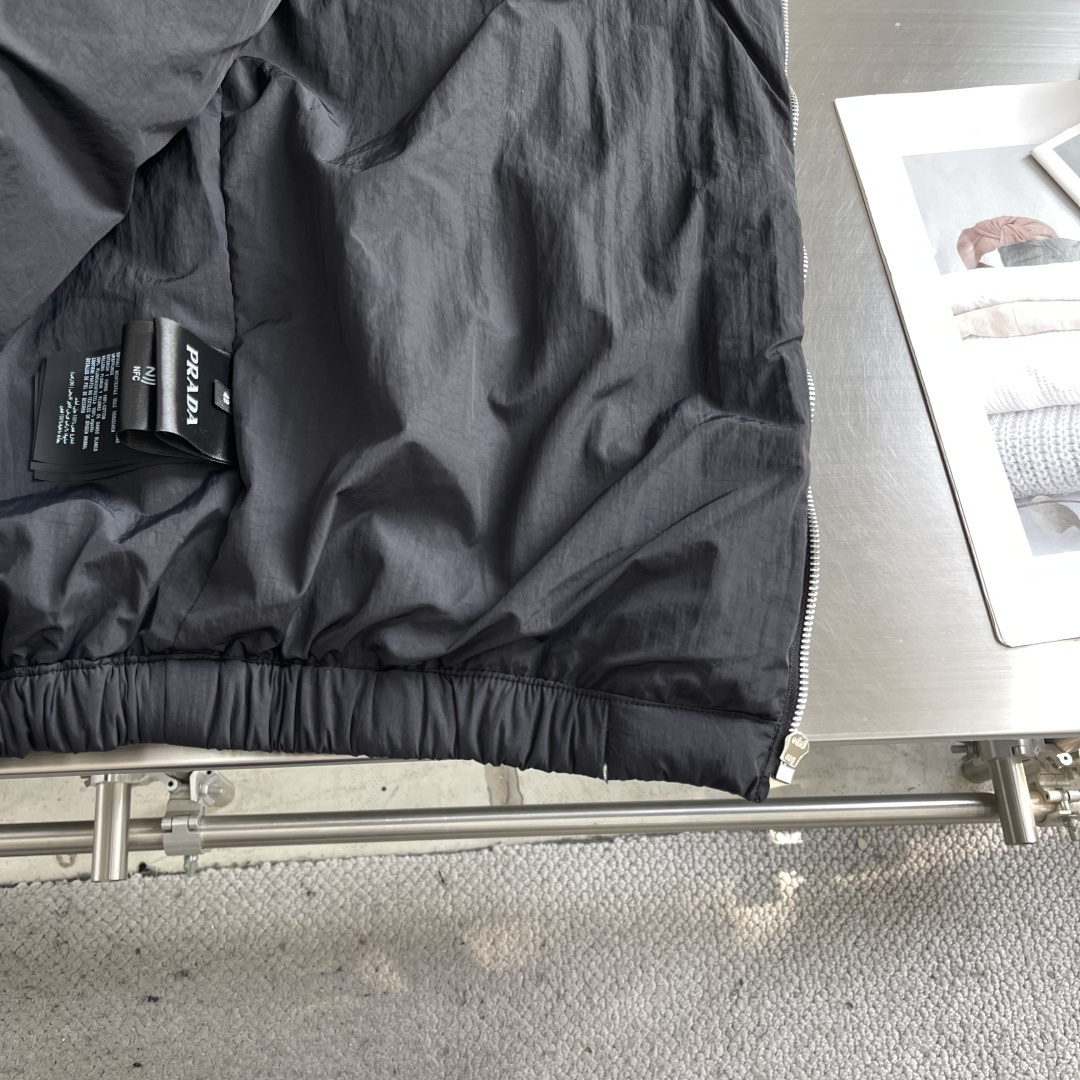 -PRAD 刺绣标识拉链棉服外套采用60支100%磨毛尼料，面料为定织款。刺绣采用3D立体刺绣，小log