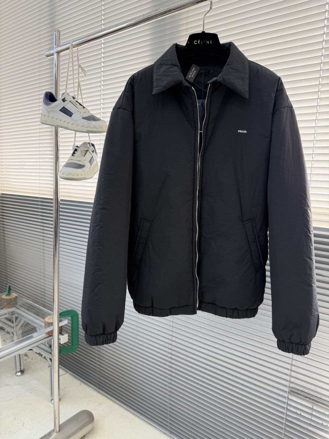 -PRAD 刺绣标识拉链棉服外套采用60支100%磨毛尼料，面料为定织款。刺绣采用3D立体刺绣，小log