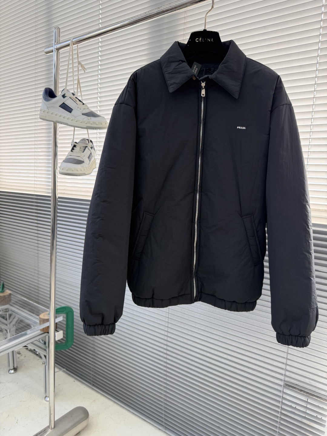 -PRAD 刺绣标识拉链棉服外套采用60支100%磨毛尼料，面料为定织款。刺绣采用3D立体刺绣，小log