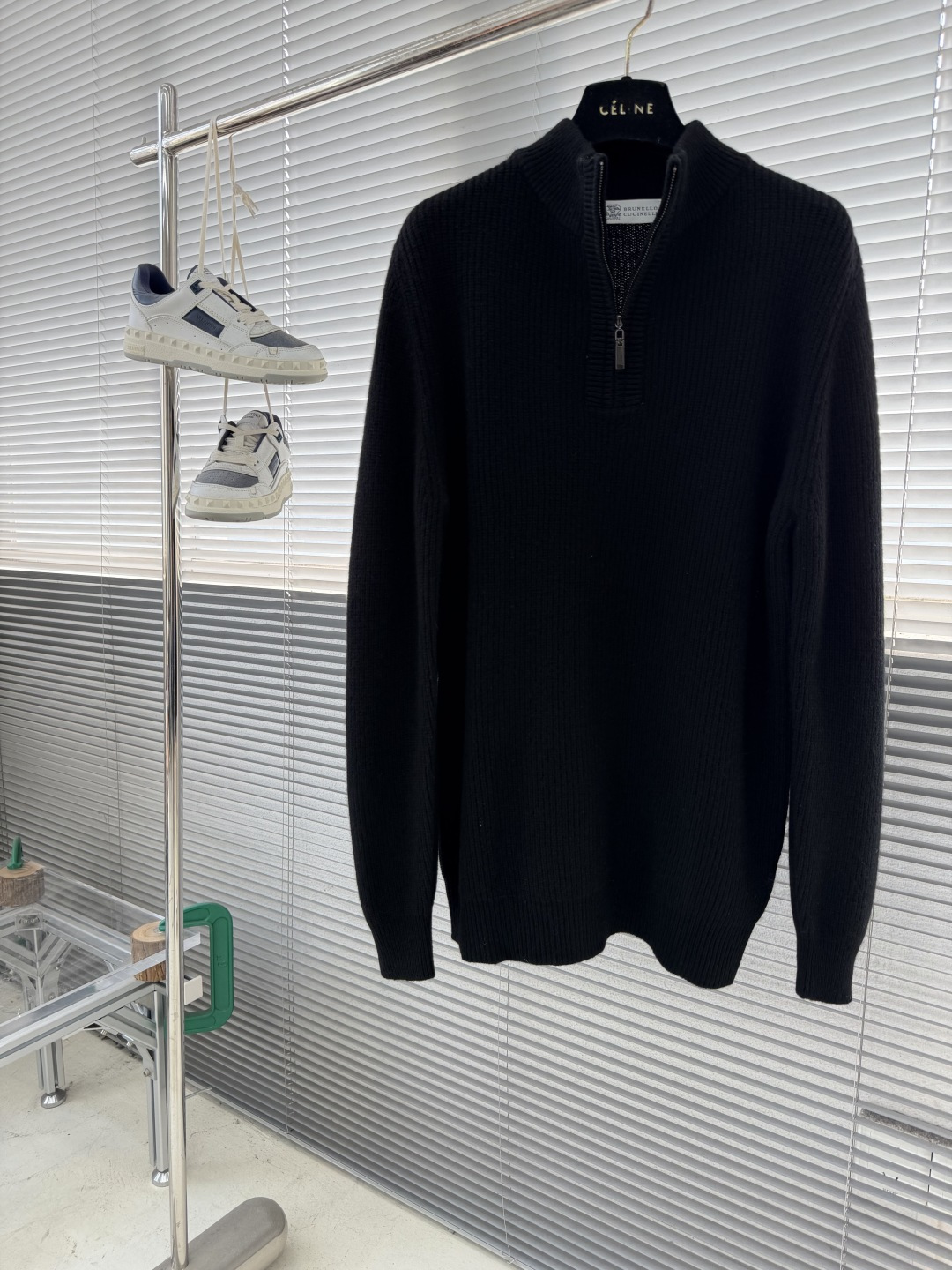 NO:952845,(L/1) -BC 2025 new autumn and winter wool sweater, the new favorite of fashion and warmth. Made of high-quality wool, soft and skin-friendly, delicate and comfortable, as if surrounded by warm clouds. The half-high collar and half-zipper design are a perfect match, standing up the collar, warm and windproof; open the zipper, and the variable V-neck makes the face smaller, and you can easily switch between lazy and capable by pulling it and releasing it.  The casual style is super versatile, whether it is worn with jeans for a casual outing or with trousers for business commuting, it can be easily managed. Size M-XXL,,jeans,19860909（L/1） -BC 2025秋冬新款羊毛针织衫,时尚保暖新宠. 精选优质羊毛,柔软亲肤,细腻舒适,仿佛被温暖的云朵包围.半高领与半拉链设计堪称绝配,立起衣领,温暖防风；拉开拉链,又可变V领显脸小,一拉一放间,轻松切换慵懒与干练. 休闲风格超百搭,无论是搭配牛仔裤的随性出街,还是搭配西裤的商务通勤,都能轻松驾驭. 码数M-XXL,,jeans,,Men's clothing