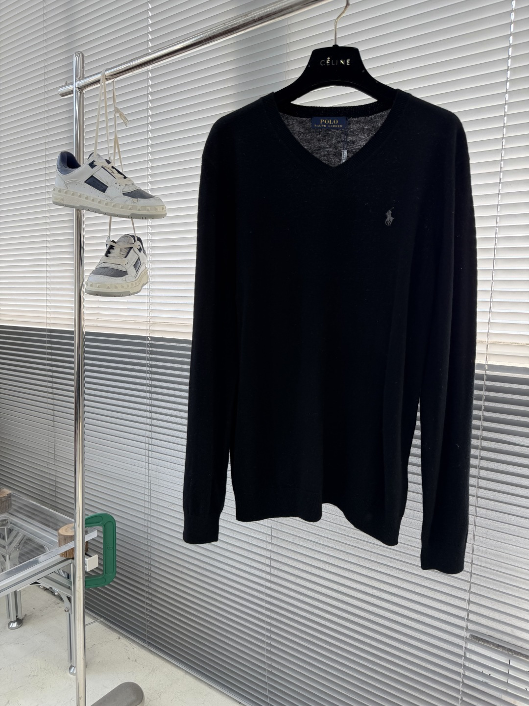 NO:952825,(L/2  Don't hesitate any longer and get this cardigan quickly to add elegance and fashion to your autumn and winter outfits, showing your gentlemanly style. Size M-XXL,,loro piana,sweaters,19860909（L/2 XL/1） -RALPH LAUREN 拉夫劳伦男士深色可水洗羊毛修身V领毛衣 甄选优质羊毛面料,柔软亲肤,保暖性绝佳,让温暖与舒适常伴.精致刺绣logo,彰显品牌格调,低调中尽显非凡品味.商务休闲两相宜,轻松驾驭各种场合.罗纹袖口与下摆,弹力持久,不易变形,穿着自在又有型. 别再犹豫,赶快入手这款羊毛衫,为你的秋冬穿搭增添一份优雅与时尚,尽显绅士风范. 码数M-XXL,,loro piana,sweaters,,Men's clothing