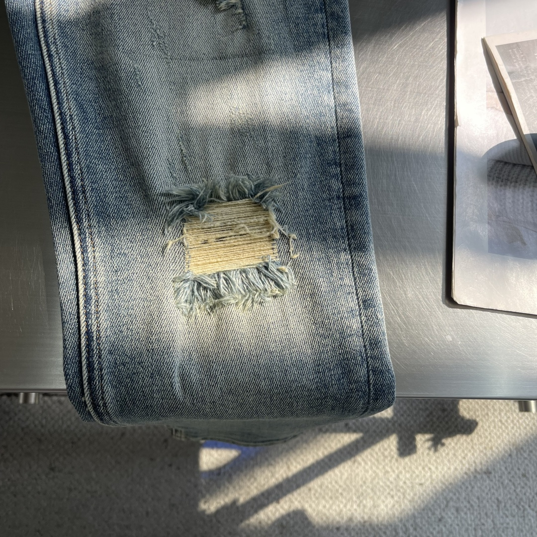 -BBR 新品系列休闲牛仔裤，修身版型，走线工整，简约时尚破洞款式，超级百搭、殿堂级的牛仔裤，采用丹宁牛