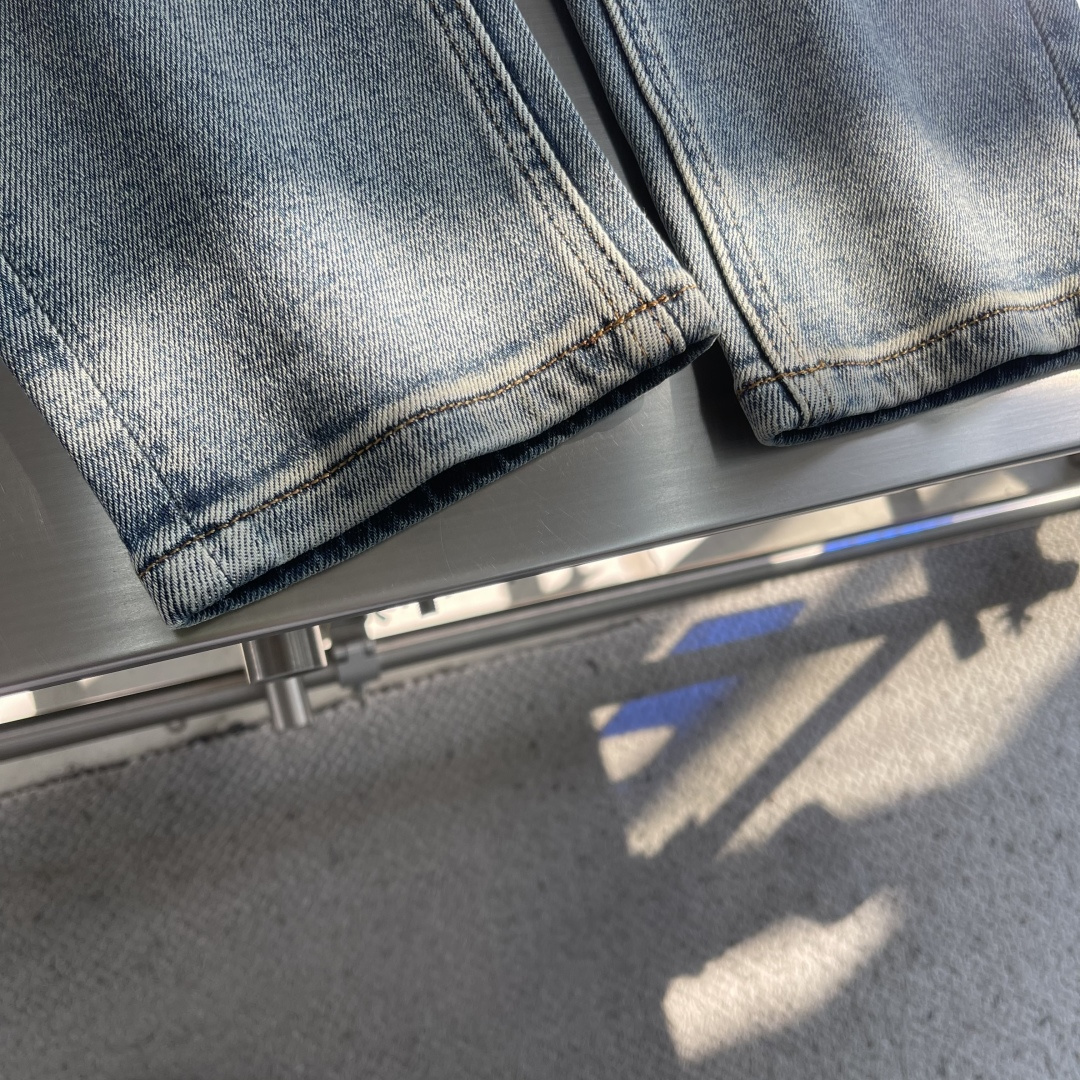 -BBR 新品系列休闲牛仔裤，修身版型，走线工整，简约时尚破洞款式，超级百搭、殿堂级的牛仔裤，采用丹宁牛