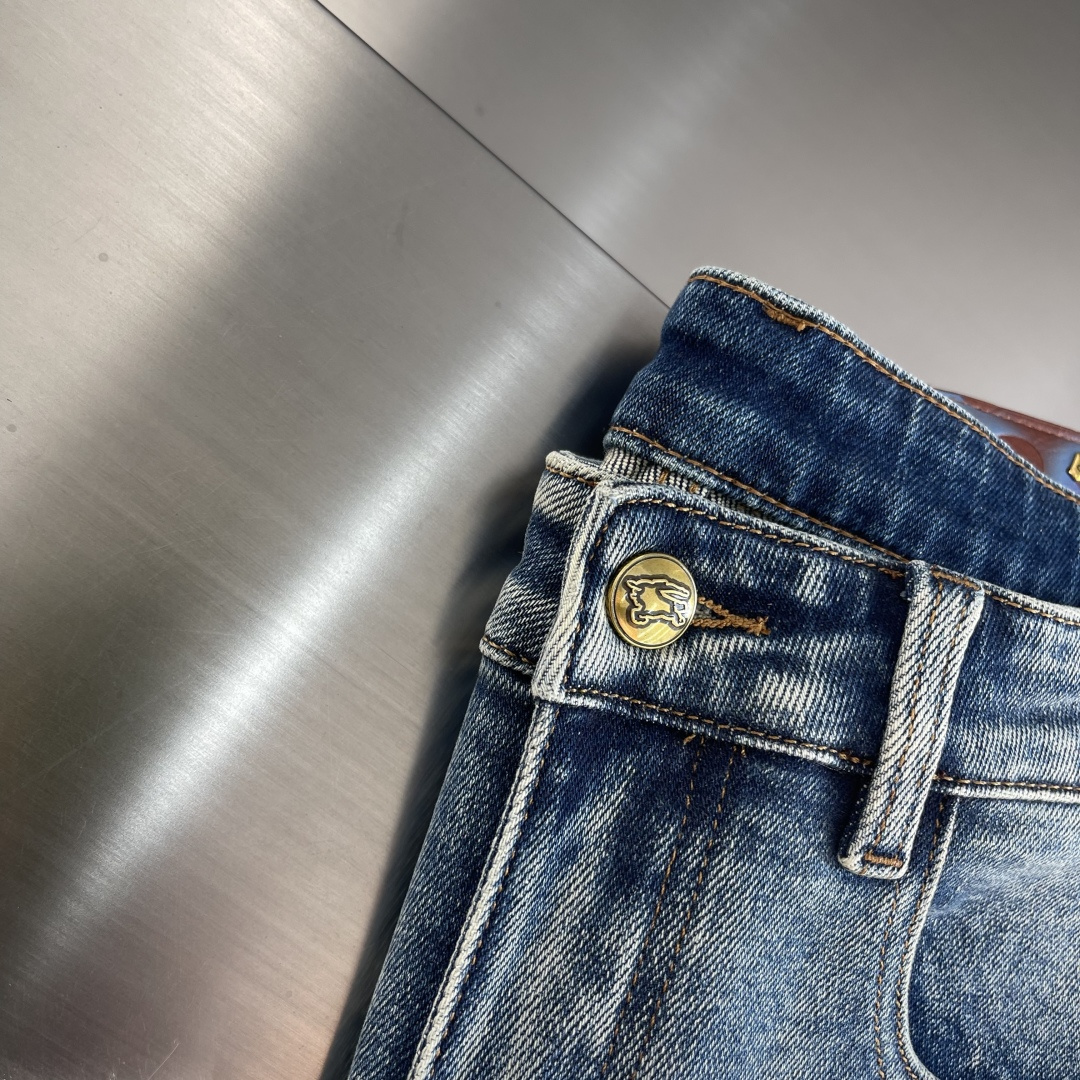 -BBR 新品系列休闲牛仔裤，修身版型，走线工整，简约时尚破洞款式，超级百搭、殿堂级的牛仔裤，采用丹宁牛