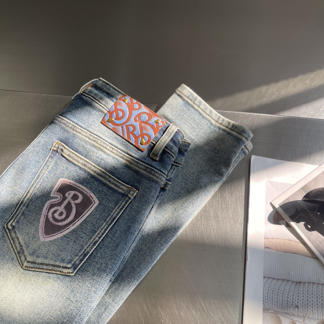 -BBR 新品系列休闲牛仔裤，修身版型，走线工整，简约时尚破洞款式，超级百搭、殿堂级的牛仔裤，采用丹宁牛