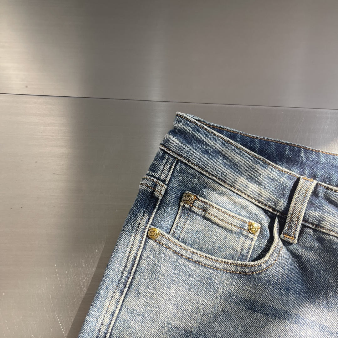 -BBR 新品系列休闲牛仔裤，修身版型，走线工整，简约时尚破洞款式，超级百搭、殿堂级的牛仔裤，采用丹宁牛