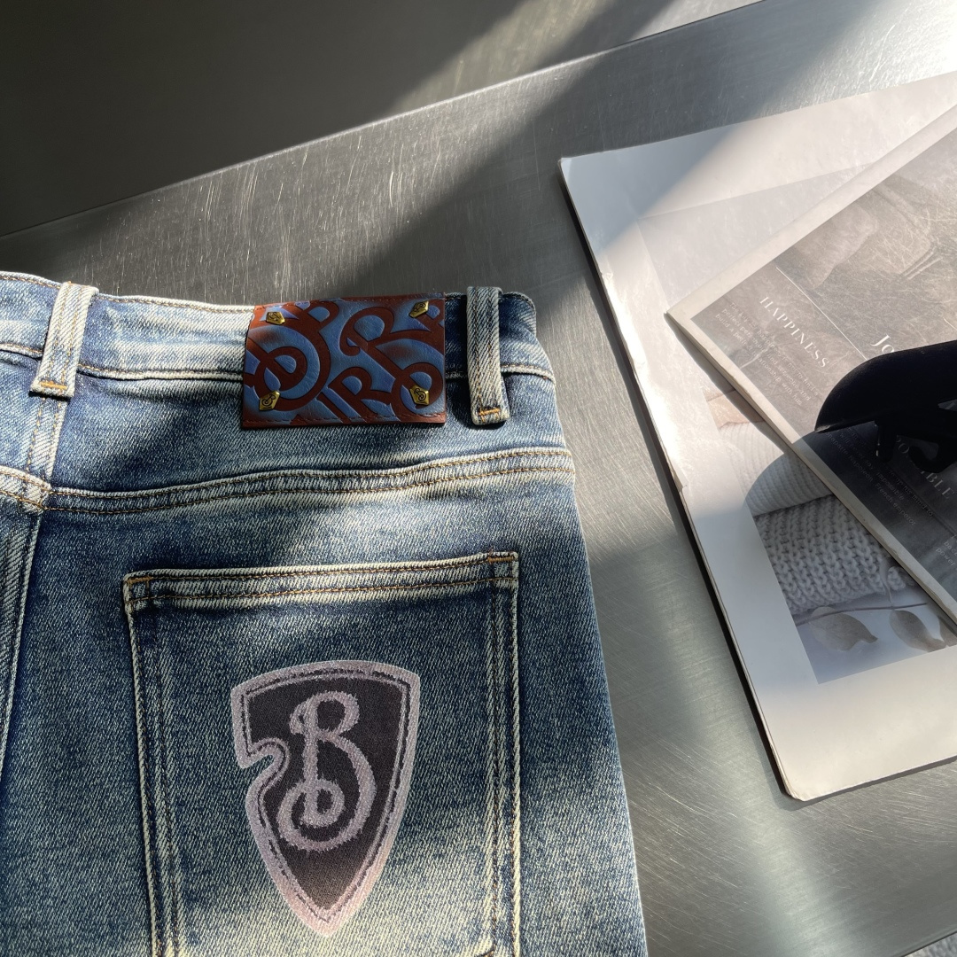 -BBR 新品系列休闲牛仔裤，修身版型，走线工整，简约时尚破洞款式，超级百搭、殿堂级的牛仔裤，采用丹宁牛