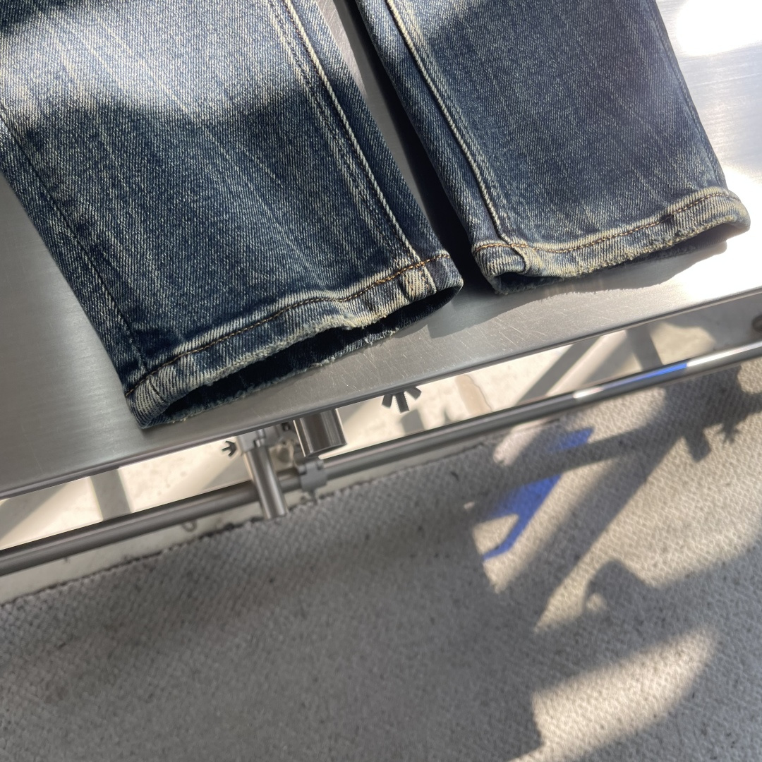 -FEND 2025秋季最新品，水洗休闲牛仔裤。进口水洗弹力面料，舒适有弹性，顶级绣花工艺字母图案log