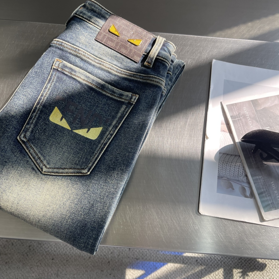 -FEND 2025秋季最新品，水洗休闲牛仔裤。进口水洗弹力面料，舒适有弹性，顶级绣花工艺字母图案log