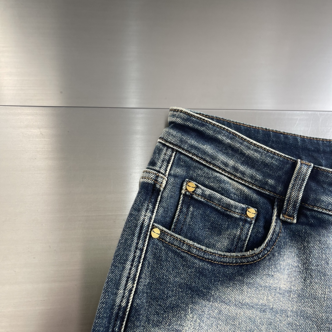 -FEND 2025秋季最新品，水洗休闲牛仔裤。进口水洗弹力面料，舒适有弹性，顶级绣花工艺字母图案log