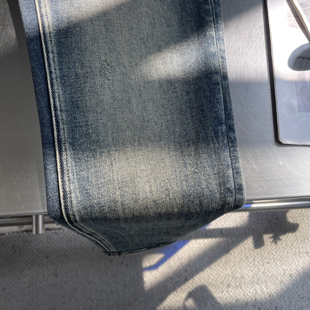 -FEND 2025秋季最新品，水洗休闲牛仔裤。进口水洗弹力面料，舒适有弹性，顶级绣花工艺字母图案log