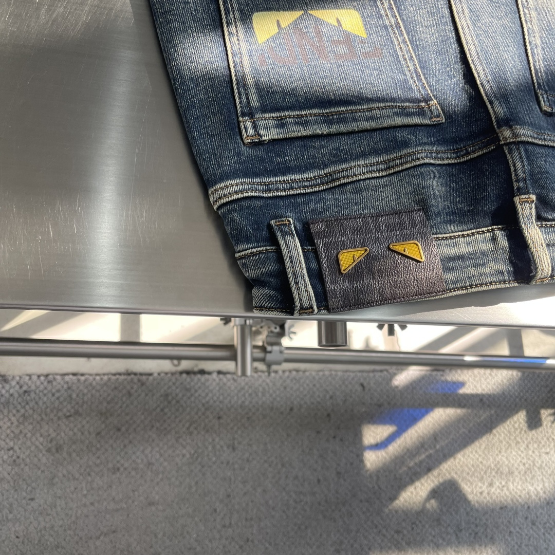 -FEND 2025秋季最新品，水洗休闲牛仔裤。进口水洗弹力面料，舒适有弹性，顶级绣花工艺字母图案log