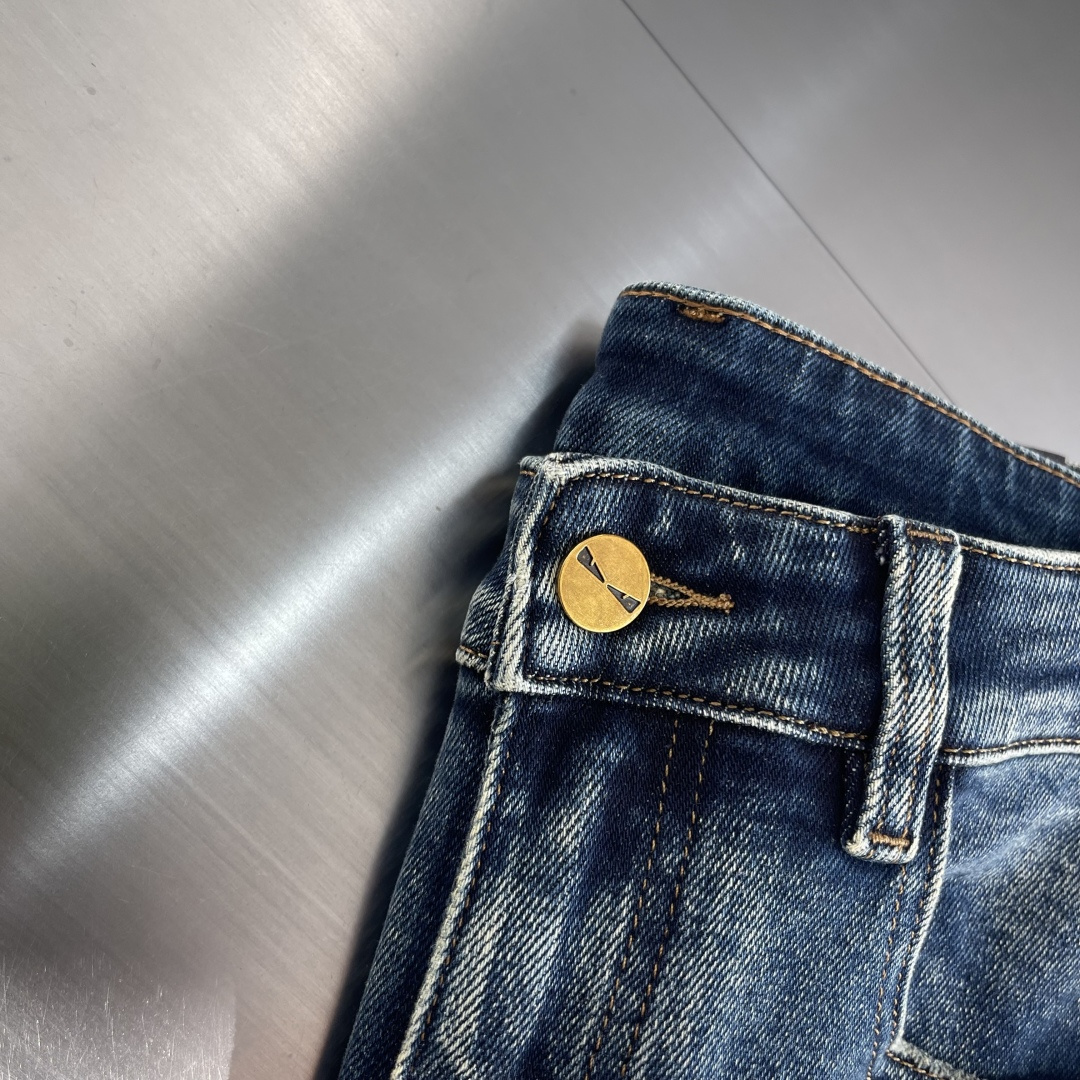 -FEND 2025秋季最新品，水洗休闲牛仔裤。进口水洗弹力面料，舒适有弹性，顶级绣花工艺字母图案log