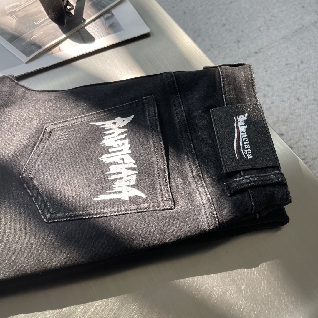 -Balenciag 2025秋季最新品，时尚休闲水洗牛仔裤女进口水洗弹力面料，舒适有弹性，顶级印花工艺